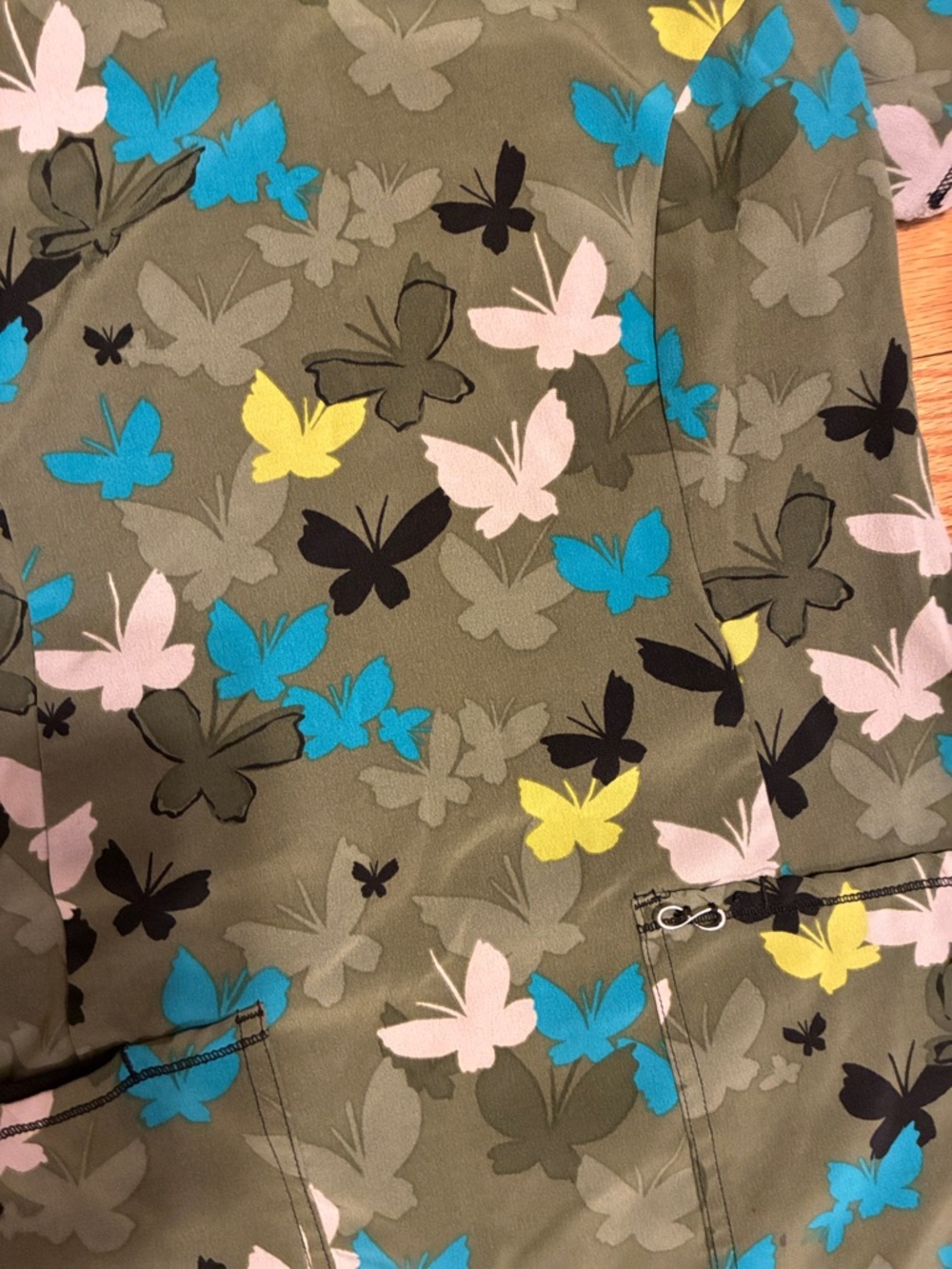 Cherokee Infinity scrub top - Picture 2 of 3